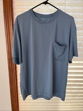 Men’s Lululemon slate blue pocket short sleeve t-shirt